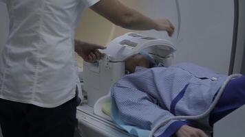 patient flicka är beredd till studie med de hjälp av röntgen enhet video