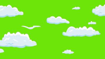 dessin animé des nuages en mouvement de la gauche à droite sur vert écran 2d animation 4k video