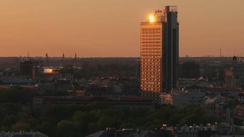 antenn panorama- solnedgång över riga gammal stad i lettland. skön vår solnedgång över riga. gyllene timme brand solnedgång. video