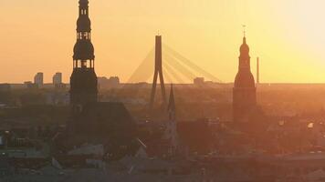antenn panorama- solnedgång över riga gammal stad i lettland. skön vår solnedgång över riga. gyllene timme brand solnedgång. video