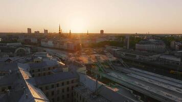 reusachtig het spoor Baltisch bouw zicht project in vooruitgang in riga, Letland. gebouw een hoofd centraal trein station in de centrum van riga. antenne visie. video