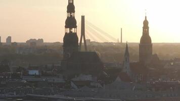 antenn panorama- solnedgång över riga gammal stad i lettland. skön vår solnedgång över riga. gyllene timme brand solnedgång. video