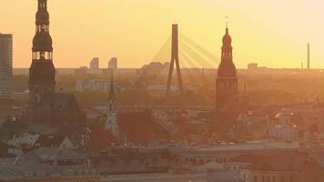 antenn panorama- solnedgång över riga gammal stad i lettland. skön vår solnedgång över riga. gyllene timme brand solnedgång. video