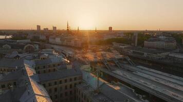 Antenne Panorama- Sonnenuntergang Über riga alt Stadt, Dorf im Lettland. schön Frühling Sonnenuntergang Über Riga. golden Stunde Feuer Sonnenuntergang. video