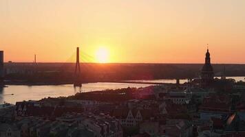 antenne panoramisch zonsondergang over- Riga oud stad- in Letland. mooi voorjaar zonsondergang over- riga. gouden uur brand zonsondergang. video