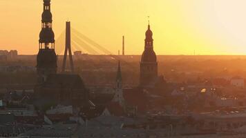 aérien panoramique le coucher du soleil plus de riga vieux ville dans Lettonie. magnifique printemps le coucher du soleil plus de Riga. d'or heure Feu le coucher du soleil. video