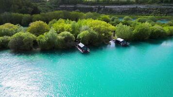 in riva al lago serenità un' galleggiante casa in mezzo della natura abbraccio video