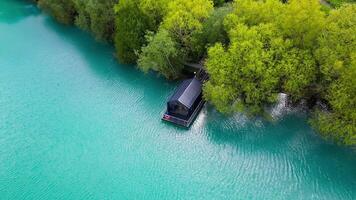 orilla del lago serenidad un flotante hogar en medio de de la naturaleza abrazo video