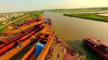 industrial estaleiro construindo ampla barcaças ao longo a rio canal dentro Vietnã video