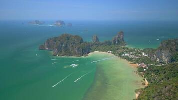 antenne visie van railay schiereiland in krabi, Thailand video