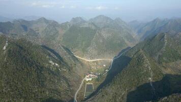 antenne visie van berg landschap Aan de ha Giang lus route, noorden Vietnam video