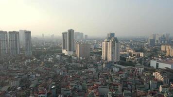 aérien vue de le air pollué horizon de Hanoi ville à coucher de soleil, vietnam video