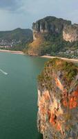 aereo Visualizza di pai affondare spiaggia nel ao nang, krabi, Tailandia. video