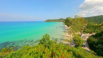 fpv vuelo terminado cristal claro turquesa mar en paraíso isla en Tailandia video