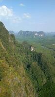 antenne visie van pittoreske landschap van kalksteen formaties in krabi, Thailand video