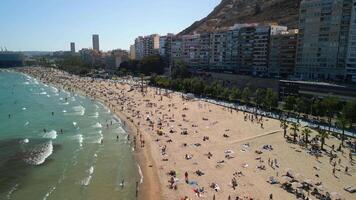 panoramisch visie van de stranden van Alicante van bovenstaand video