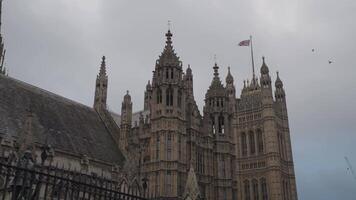 London, vereinigt Königreich - - groß ben und das Häuser von Parlament, Palast von Westminster wolkig Morgen video