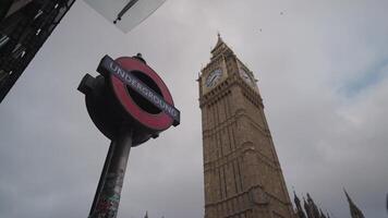 grande ben y Londres subterráneo firmar Londres, unido Reino video