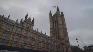 Londen, Verenigde koninkrijk - groot ben en de huizen van parlement, paleis van Westminster bewolkt ochtend- video