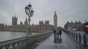 Londra, unito regno - aprile 2, 2024 - il Tamigi fiume nel Londra con Westminster ponte, grande Ben e il case di parlamento e e iconico aec maestro di rotta rosso autobus a due piani autobus video