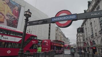 Londres, Unidos reino - abril 2, 2024 - Piccadilly circo cena subterrâneo placa dentro Londres, vermelho Londres telefone cabine, ônibus e pessoas video