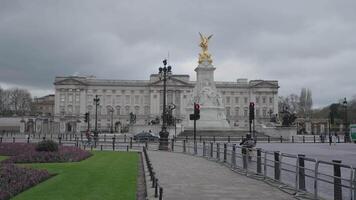 London, vereinigt Königreich - - April 2, 2024 - - Buckingham Palast königlich Residenz und das administrative Hauptquartier von das Monarch von das Vereinigtes Königreich video