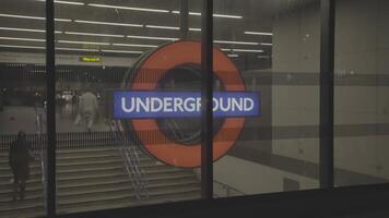 subterrâneo logotipo, a redondo, a símbolo do Londres público transporte e uma poderoso ícone do a cidade, é sobre 100 anos velho. video