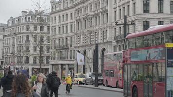 london, förenad rike - april 2, 2024 - upptagen trafik i regent oxford gata, london, med de ikoniska aec vägledare, londons röd dubbeldäckare bussar video