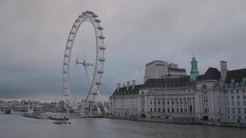 Londen, Verenigde koninkrijk - april 2, 2024 - de Westminster brug over- Theems rivier, en de Londen oog in de achtergrond video