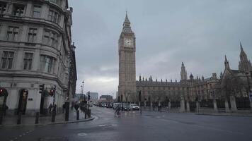London, vereinigt Königreich - - April 2, 2024 - - groß ben Häuser von Parlament das Palast von Westminster, und ikonisch aec Streckenmeister rot Doppeldecker Busse video