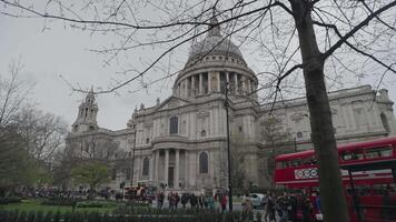 london, förenad rike - april 2, 2024 - trafalgar fyrkant, de nationell Galleri, nelsons kolumn monument, statyer och skulpturer video