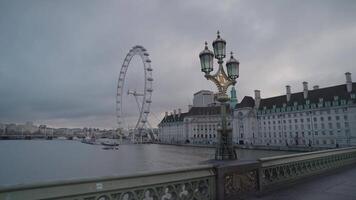 Londra, unito regno - aprile 2, 2024 - il Westminster ponte al di sopra di Tamigi fiume, e il Londra occhio nel il sfondo video