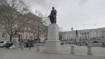 Londres, unido Reino - abril 2, 2024 - trafalgar cuadrado, el nacional galería, nelson columna Monumento, estatuas y esculturas video