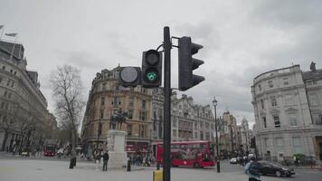 Londen, Verenigde koninkrijk - april 2, 2024 - lgbtq symbolen Aan verkeer signalen in trafalgar plein video