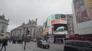 Londen, Verenigde koninkrijk - april 2, 2024 - Piccadilly circus tafereel ondergronds teken in Londen, rood Londen telefoon kraam, bussen en mensen video