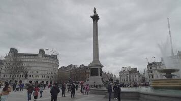 london, förenad rike - april 2, 2024 - trafalgar fyrkant, de nationell Galleri, nelsons kolumn monument, statyer och skulpturer video
