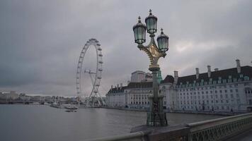 Londra, unito regno - aprile 2, 2024 - il Westminster ponte al di sopra di Tamigi fiume, e il Londra occhio nel il sfondo video