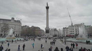 London, vereinigt Königreich - - April 2, 2024 - - Trafalgar Quadrat, das National Galerie, Nelsons Säule Monument, Statuen und Skulpturen video