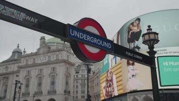 Londen, Verenigde koninkrijk - april 2, 2024 - Piccadilly circus tafereel ondergronds teken in Londen, rood Londen telefoon kraam, bussen en mensen video