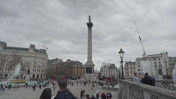 Londen, Verenigde koninkrijk - april 2, 2024 - trafalgar vierkant, de nationaal galerij, Nelsons kolom monument, standbeelden en sculpturen video