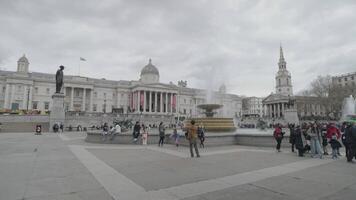 Londres, uni Royaume - avril 2, 2024 - Trafalgar carré, le nationale Galerie, de Nelson colonne monument, statues et sculptures video