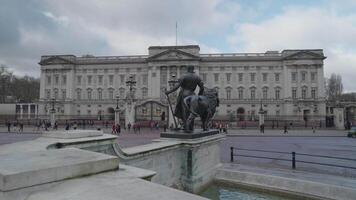 London, vereinigt Königreich - - April 2, 2024 - - Buckingham Palast königlich Residenz und das administrative Hauptquartier von das Monarch von das Vereinigtes Königreich video