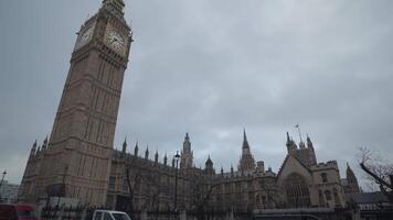 Londres, Unidos reino - abril 2, 2024 - grande ben casas do parlamento a Palácio do Westminster, e icônico aec mestre de rota vermelho dois andares ônibus video