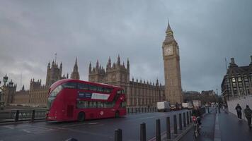 Londres, uni Royaume - avril 2, 2024 - gros ben Maisons de parlement le palais de Westminster, et iconique aec maître de route rouge autobus à impériale les autobus video
