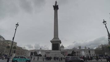 Londen, Verenigde koninkrijk - april 2, 2024 - trafalgar vierkant, de nationaal galerij, Nelsons kolom monument, standbeelden en sculpturen video