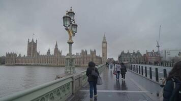 london, förenad rike - april 2, 2024 - de thames flod i London med westminster bro, stor ben och de hus av parlament och och ikoniska aec ruttmästare röd dubbeldäckare bussar video