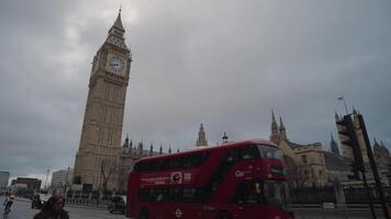 Londra, unito regno - aprile 2, 2024 - grande Ben case di parlamento il palazzo di Westminster, e iconico aec maestro di rotta rosso autobus a due piani autobus video