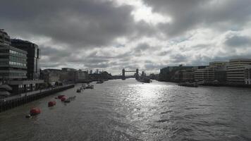 de Theems rivier- in Londen met de toren brug in de achtergrond video
