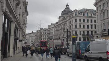 Londres, unido Reino - abril 2, 2024 - ocupado tráfico en regente Oxford calle, Londres, con el icónico aec maestro de ruta, de londres rojo De dos pisos autobuses video