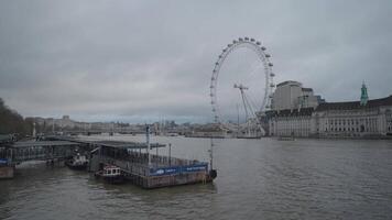 London, vereinigt Königreich - - April 2, 2024 - - das Westminster Brücke Über Themse Fluss, und das London Auge im das Hintergrund video